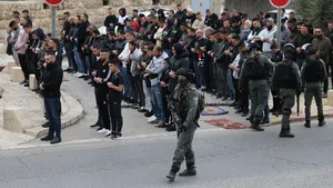 Potret Jemaah Salat di Jalanan Imbas Pembatasan Masjid Al Aqsa di Jumat ke-12