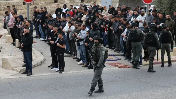 Potret Jemaah Salat di Jalanan Imbas Pembatasan Masjid Al Aqsa di Jumat ke-12