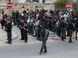 Potret Jemaah Salat di Jalanan Imbas Pembatasan Masjid Al Aqsa di Jumat ke-12