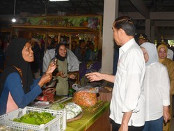 Blusukan di Pasar Pagi Purworejo, Jokowi Pastikan Stok Beras Aman