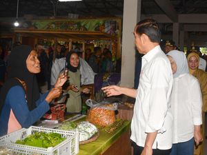 Blusukan di Pasar Pagi Purworejo, Jokowi Pastikan Stok Beras Aman Blusukan di Pasar Pagi Purworejo, Jokowi Pastikan Stok Beras Aman