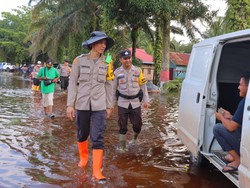 Kapolres Rohil Cek 21 Lokasi TPS Terendam Banjir-Distribusikan Bantuan