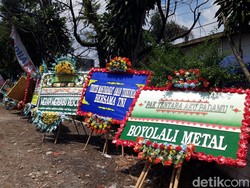 Penampakan Karangan Bunga Dukung TNI Berjejer Depan Mako Yonif 408