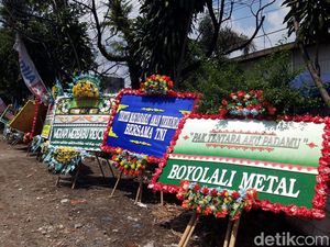 Penampakan Karangan Bunga Dukung TNI Berjejer Depan Mako Yonif 408 Penampakan Karangan Bunga Dukung TNI Berjejer Depan Mako Yonif 408