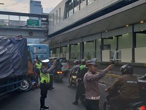 Truk Kecelakaan Depan Menara Jamsostek, Jalan Gatsu Arah Pancoran Macet