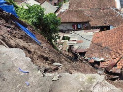 Bruk! Longsor di Lempongsari Semarang Timpa Rumah dan 3 Motor