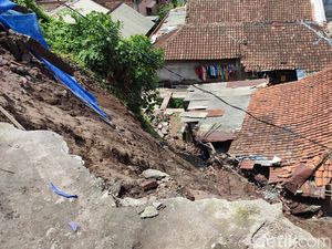 Bruk! Longsor di Lempongsari Semarang Timpa Rumah dan 3 Motor Bruk! Longsor di Lempongsari Semarang Timpa Rumah dan 3 Motor