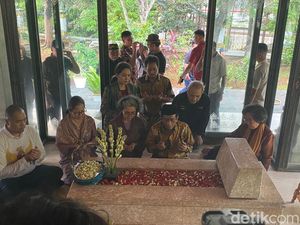 Mahfud Md Ziarah ke Makam Bung Hatta, Meutia Hatta Dampingi