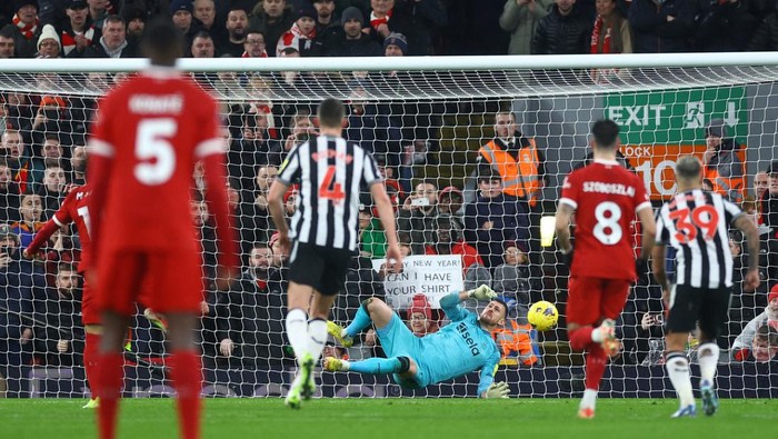 Soccer Football - Premier League - Liverpool v Newcastle - Anfield, Liverpool, Britain - January 1, 2024 Newcastle Uniteds Martin Dubravka saves a penalty from Liverpools Mohamed Salah REUTERS/Carl Recine NO USE WITH UNAUTHORIZED AUDIO, VIDEO, DATA, FIXTURE LISTS, CLUB/LEAGUE LOGOS OR LIVE SERVICES. ONLINE IN-MATCH USE LIMITED TO 45 IMAGES, NO VIDEO EMULATION. NO USE IN BETTING, GAMES OR SINGLE CLUB/LEAGUE/PLAYER PUBLICATIONS.