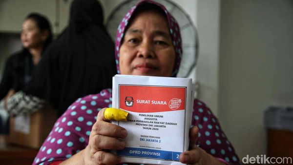 Melihat Pelipatan Surat Suara di KPU Jakarta Utara