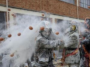 Melihat Tradisi Perang Tepung dan Telur di Spanyol