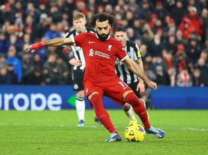 Salah Gagal Penalti, Ganti Sepatu, Lalu Cetak Brace