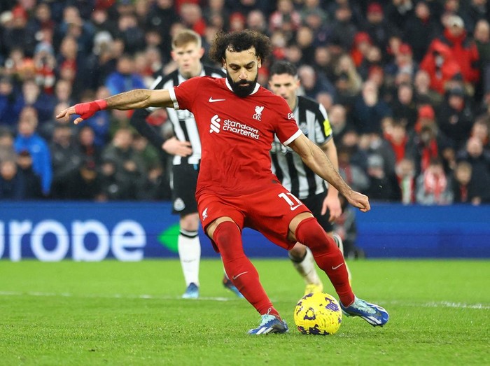 Soccer Football - Premier League - Liverpool v Newcastle United - Anfield, Liverpool, Britain - January 1, 2024 Liverpools Mohamed Salah scores their fourth goal from the penalty spot REUTERS/Carl Recine NO USE WITH UNAUTHORIZED AUDIO, VIDEO, DATA, FIXTURE LISTS, CLUB/LEAGUE LOGOS OR LIVE SERVICES. ONLINE IN-MATCH USE LIMITED TO 45 IMAGES, NO VIDEO EMULATION. NO USE IN BETTING, GAMES OR SINGLE CLUB/LEAGUE/PLAYER PUBLICATIONS.