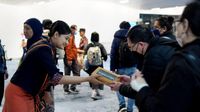 Momen Penyambutan Penumpang Pesawat Perdana 2024