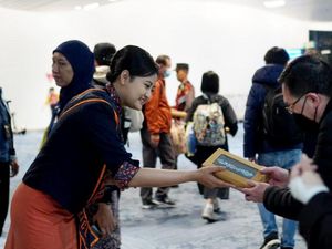 Momen Penyambutan Penumpang Pesawat Perdana 2024