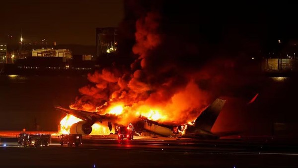 Japan Airlines A350 airplane is on fire at Haneda international airport in Tokyo, Japan January 2, 2024. REUTERS/Issei Kato Acquire Licensing Rights