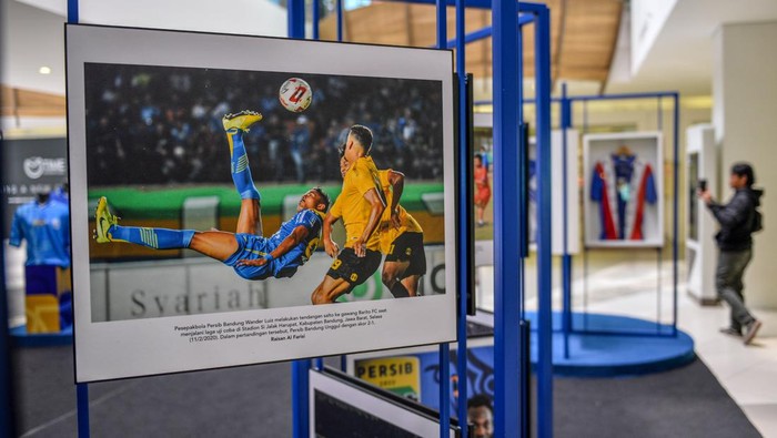 Pengunjung mengamati karya foto pada pameran foto Persib dari masa ke masa di Paskal 23 Hyper Square, Bandung, Jawa Barat, Selasa (2/1/2024). PT Persib Bandung Bermartabat bekerjasama dengan Pewarta Foto Indonesia Bandung dan Wartawan Foto Bandung menggelar pameran foto Persib dari masa ke masa yang menampilkan foto-foto sejarah tim Persib Bandung dari jaman perserikatan hingga Liga Indonesia 2023-2024. ANTARA FOTO/Raisan Al Farisi/nz