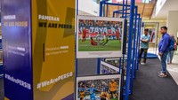 Pengunjung mengamati karya foto pada pameran foto Persib dari masa ke masa di Paskal 23 Hyper Square, Bandung, Jawa Barat, Selasa (2/1/2024).