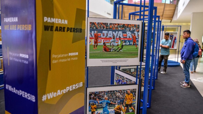 Pameran Foto Tampilkan Persib dari Masa ke Masa Pengunjung mengamati karya foto pada pameran foto Persib dari masa ke masa di Paskal 23 Hyper Square, Bandung, Jawa Barat, Selasa (2/1/2024). PT Persib Bandung Bermartabat bekerjasama dengan Pewarta Foto Indonesia Bandung dan Wartawan Foto Bandung menggelar pameran foto Persib dari masa ke masa yang menampilkan foto-foto sejarah tim Persib Bandung dari jaman perserikatan hingga Liga Indonesia 2023-2024. ANTARA FOTO/Raisan Al Farisi/nz