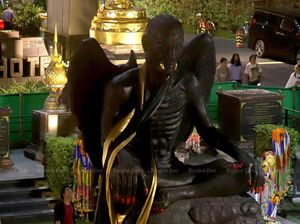 Patung Setan Raksasa Mengerikan yang Akhirnya Dipindahkan