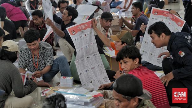 Sejumlah pekerja menyortir dan melipat surat suara calon anggota Legislatif untuk Pemiilu 2024 di Gedung GOR Kebon Jeruk, Selasa, 2 Januari 2024. Sebelum melipat surat suara, pekerja terlebih dahulu mensortir surat suara. Jika ada surat suara yang rusak atau tidak sesuai dengan standart maka akan dipisahkan. (CNN Indonesia/ Adhi Wicaksono)