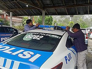 Lampu Rotator Mobil Polisi Dipasang Kaca Film 20 Persen, Emang Cukup? Lampu Rotator Mobil Polisi Dipasang Kaca Film 20 Persen, Emang Cukup?