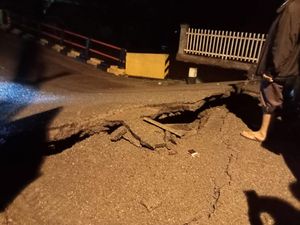 Penampakan Jembatan Penghubung Merangin-Kerinci Amblas Diterjang Banjir