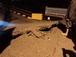 Penampakan Jembatan Penghubung Merangin-Kerinci Amblas Diterjang Banjir