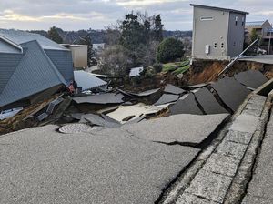 Potret Jalan Rusak Berat Tapi Rumah di Sekitarnya Berdiri Kokoh Usai Gempa Jepang