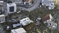Penampakan Longsor dan Jalan Retak Akibat Gempa di Jepang