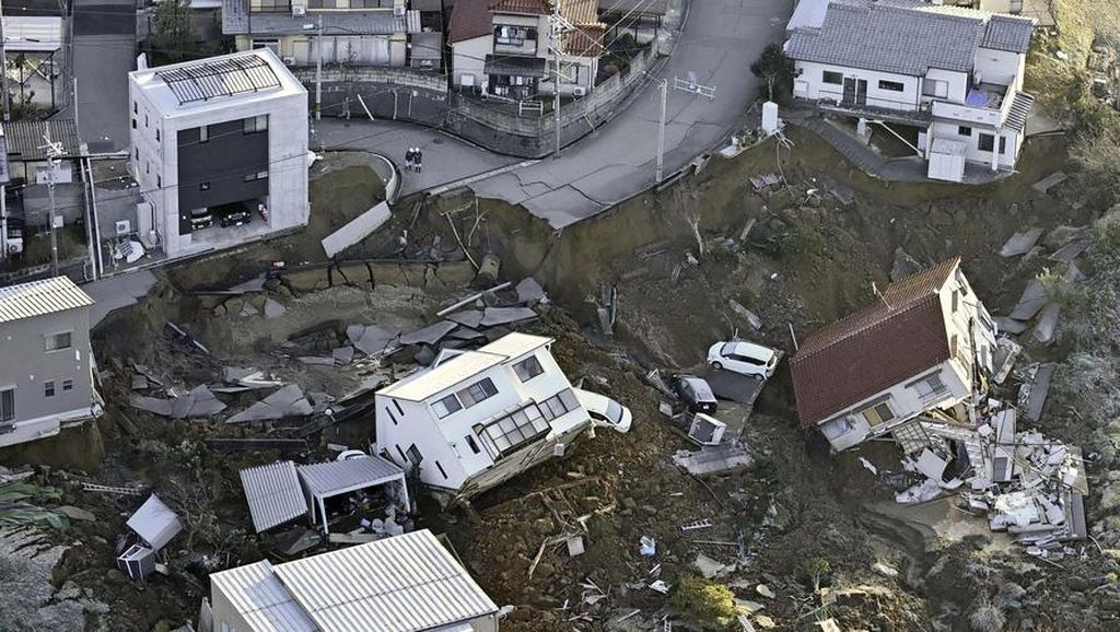 Penampakan Longsor dan Jalan Retak Akibat Gempa di Jepang Penampakan Longsor dan Jalan Retak Akibat Gempa di Jepang