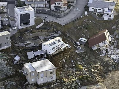 Penampakan Longsor dan Jalan Retak Akibat Gempa di Jepang