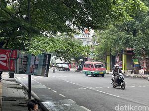 Spanduk Mengsol di Jalan Dewi Sartika Bandung Bahayakan Pengendara Spanduk Mengsol di Jalan Dewi Sartika Bandung Bahayakan Pengendara