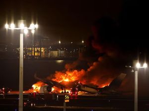 Pesawat Japan Airlines Terbakar, 5 Orang Dilaporkan Tewas Pesawat Japan Airlines Terbakar, 5 Orang Dilaporkan Tewas