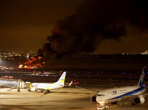 Pesawat Japan Airlines Terbakar: Kronologi hingga Dugaan Penyebab