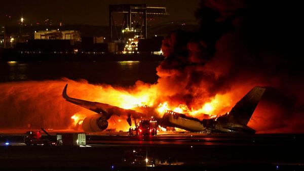 Horor! Pesawat Tabrakan dan Terbakar di Bandara Haneda Tokyo