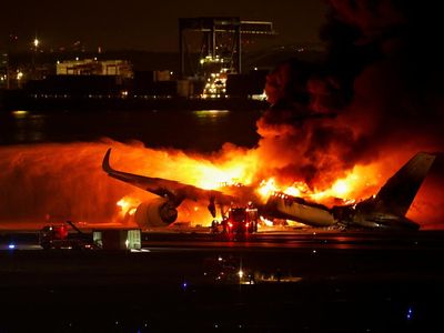 Horor! Pesawat Tabrakan dan Terbakar di Bandara Haneda Tokyo