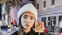 Potret Manis Fuji Saat Makan Es Krim hingga Frappuccino