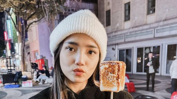 Potret Manis Fuji Saat Makan Es Krim hingga Frappuccino