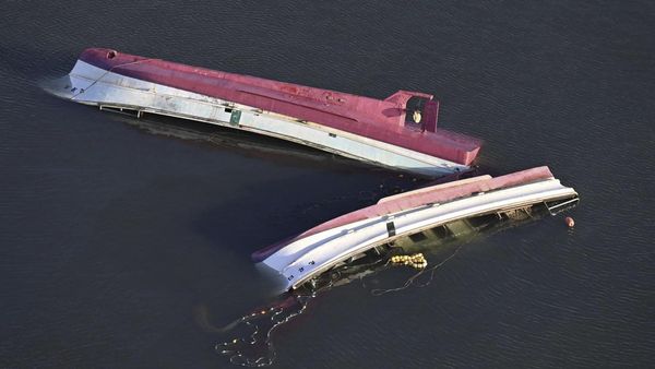 Potret Perahu Nelayan Terbalik-Patah di Ishikawa