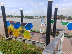 Detik-detik Tongkang Bawa Batu Bara Tabrak Plaza Dermaga 7 Ulu Palembang