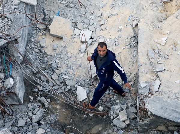 Pilu Pria Palestina Kehilangan Seluruh Keluarganya Akibat Serangan Israel