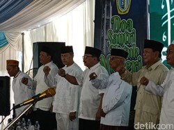 Prabowo Dinobatkan Jadi Sahabat Santri Indonesia