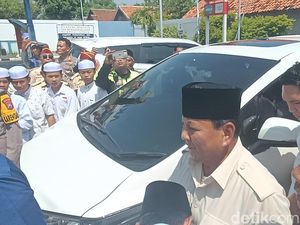 Prabowo Didampingi Pakde Karwo Sowan ke Ponpes Genggong Probolinggo