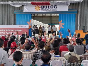 Serahkan Bantuan Pangan Bulog, Jokowi: Kalau APBN Cukup Bisa Sampai Juni