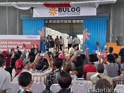 Serahkan Bantuan Pangan Bulog, Jokowi: Kalau APBN Cukup Bisa Sampai Juni