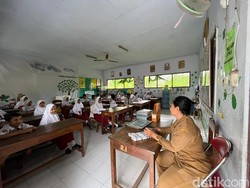 Tahun Baru Ngenes Siswa SDN di Mojokerto, Pindah Kelas gegara Ruangan Ambruk
