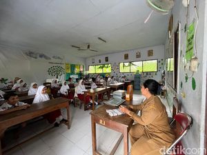 Tahun Baru Ngenes Siswa SDN di Mojokerto, Pindah Kelas gegara Ruangan Ambruk Tahun Baru Ngenes Siswa SDN di Mojokerto, Pindah Kelas gegara Ruangan Ambruk