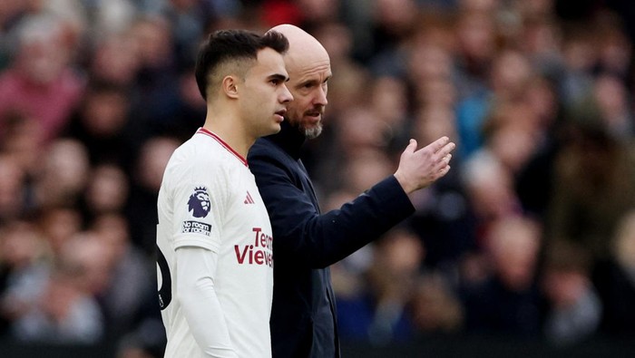 Soccer Football - Premier League - West Ham United v Manchester United - London Stadium, London, Britain - December 23, 2023  Manchester United manager Erik ten Hag gives instructions to Sergio Reguilon before he comes on as a substitute REUTERS/Hannah Mckay NO USE WITH UNAUTHORIZED AUDIO, VIDEO, DATA, FIXTURE LISTS, CLUB/LEAGUE LOGOS OR LIVE SERVICES. ONLINE IN-MATCH USE LIMITED TO 45 IMAGES, NO VIDEO EMULATION. NO USE IN BETTING, GAMES OR SINGLE CLUB/LEAGUE/PLAYER PUBLICATIONS.
