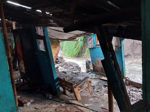Tembok Pembatas Sungai Ambrol Timpa Rumah di Kota Malang Tembok Pembatas Sungai Ambrol Timpa Rumah di Kota Malang